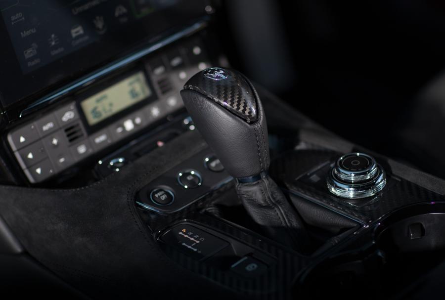 Детали интерьера Maserati GranTurismo MC 2017 года  (UK) (фото 2 из 13)